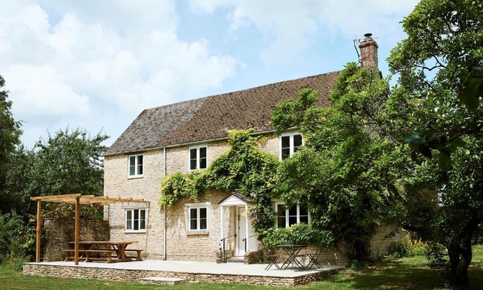 Ampney Crucis House | Montreal House