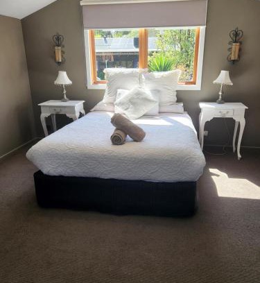 Montrose House | Montrose Barn House- Entire Home