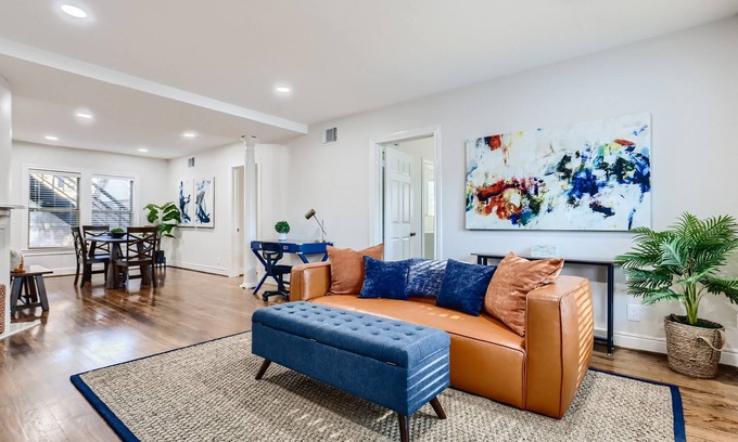Neartown Apartment | Montrose Compound 15 Bed + 9 Bath Pet Friendly