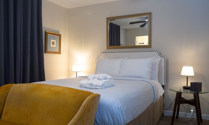 Neartown Apartment | Montrose Dream Suite 04! Downtown, Medical Center ⭐️⭐️⭐️⭐️⭐️