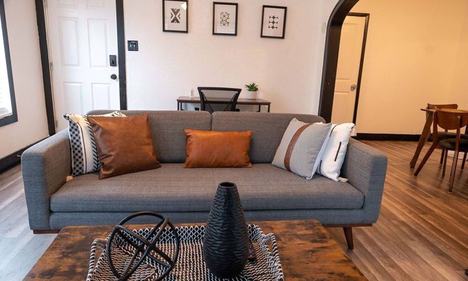 Montrose Apartment | Montrose/Midtown★King Bed ★FastWiFi★ Mins to Downtown & Medical Ctr