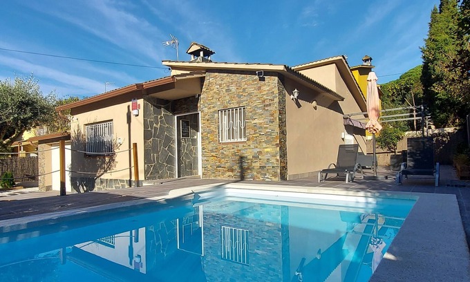 Sant Antoni de Vilamajor Ski Chalet | Montseny house with swimming pool, barbecue, fireplace and garden (pets welcome)