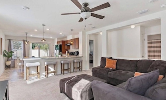 Biscayne House | *Montward preserve way retreat* WiFi Near,Airport & Zoo