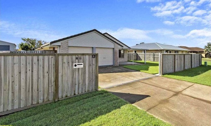Point Vernon House | Monty's is in a central location close to the beach, cafe's and shops.
