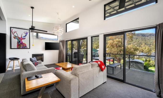 Lake Crackenback Ski Chalet | Monument Chalet in Crakenback Resort