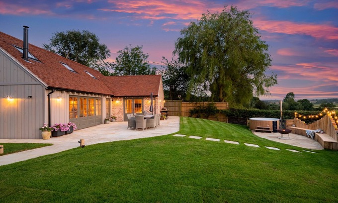 Tenterden House | Moon Cottage - Three Bedroom House, Sleeps 8
