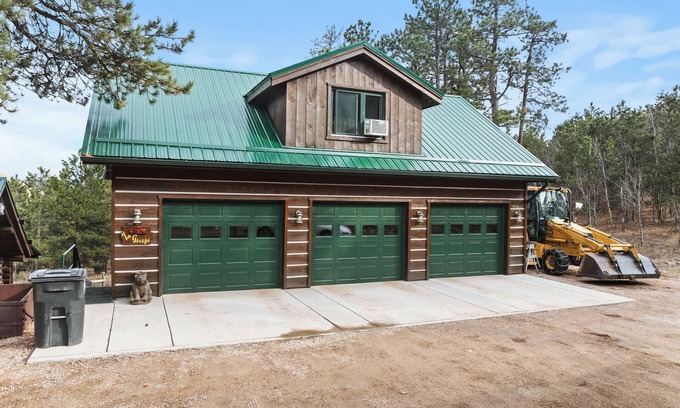 Deadwood Apartment | Moon Mountain loft in charming Deadwood