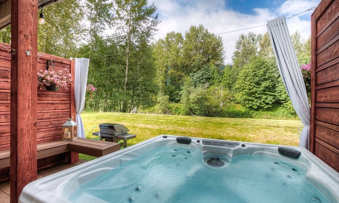 North Bend House | Moon River Suites 3 - on River, Private Hot Tub, Downtown by North Bend Escapes