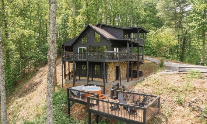 Blue Ridge Cabin | Moondance|Modern Cabin|Hot tub+Fire pit