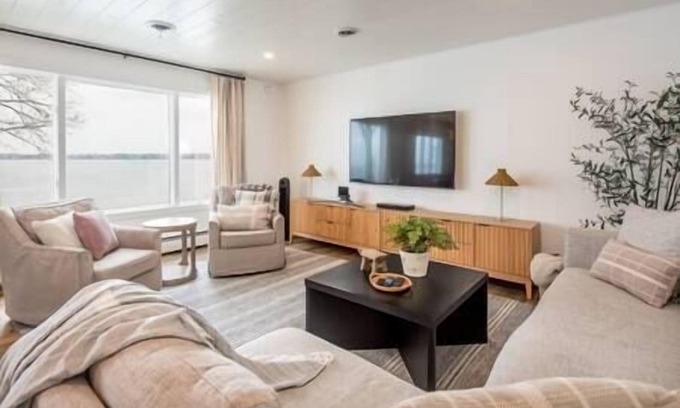 Alexandria House | Moonglade House on Lake Carlos