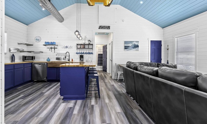 Surfside Beach House | Moonlight Dreams- Gorgeous 3 Bedroom Home close to the beach