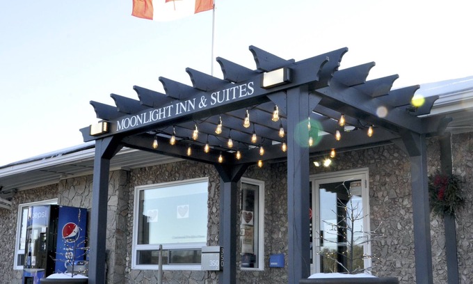 Sudbury Hotel | Moonlight Inn and Suites