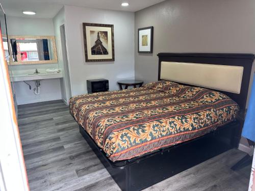 Cedar Crest Hotel | Moonlight Inn