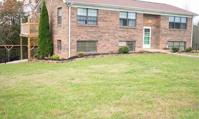 Madisonville House | Moonlight Ridge Resort-mountain views- close to many East TN attractions