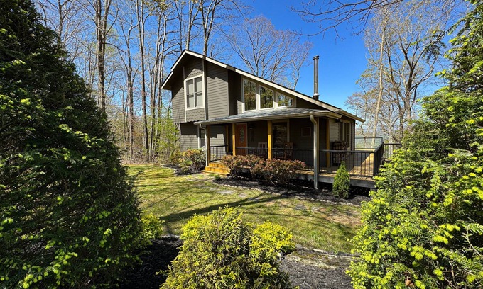 Burnsville House | Moonshine Mountain Lodge | A Contemporary Cabin with Stunning Views