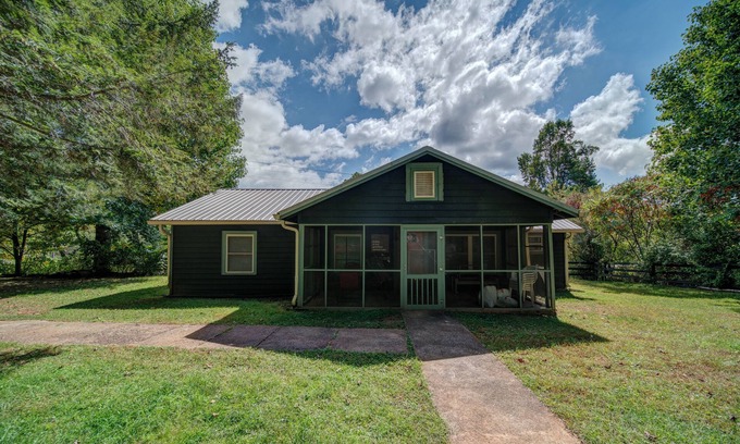 Suches Cabin | Moonshiner's Cabin | Minutes from Two Wheels!