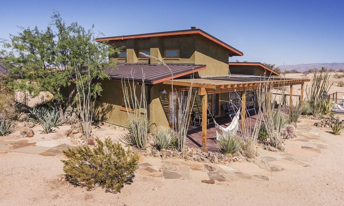 Joshua Tree House | 🌵 MoonView Modern | Hot tub, BBQ & Private Pool 🌵