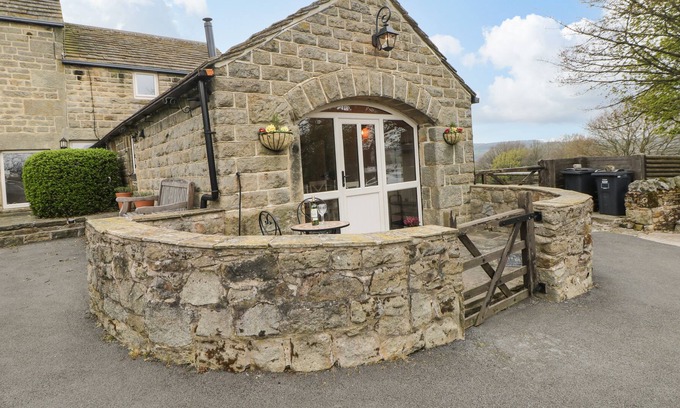 Hoylandswaine Cottage | MOOR HOUSE FARM COTTAGE, romantic, with open fire in Stocksbridge