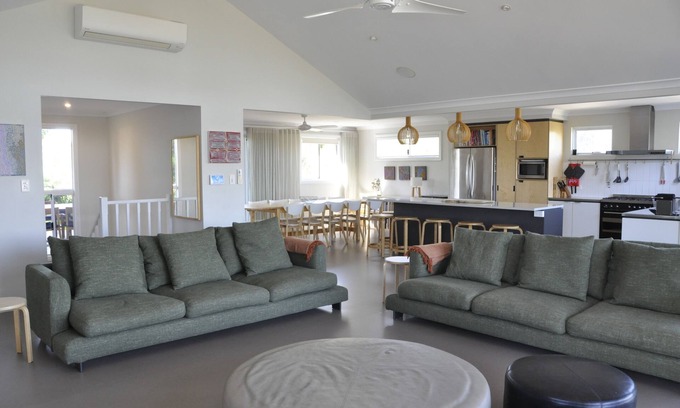 Guilderton House | Moore River Retreat nFabulous views of the Moore River and bushland!
