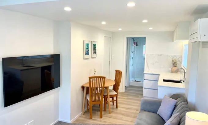 Cockle Bay Apartment | Moore’s Studio Retreat