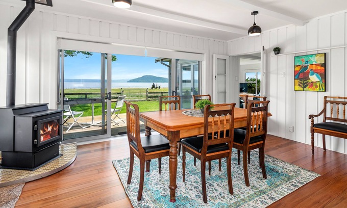 Hannahs Bay Cottage | MOORVIEW (ACROSS THE LAWN AND INTO THE LAKE WITH YOUR SUP)