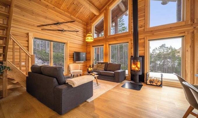 Kviteseid House | Moose Lodge is an atmospheric, luxurious, and modern home for 6 people with a beautiful view of the lake.