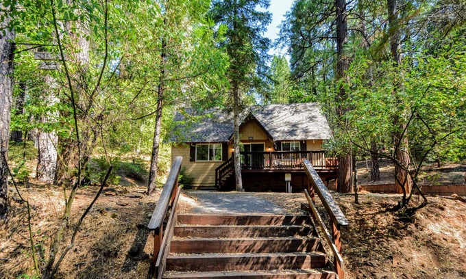 Arnold Cabin | MOOSE MANOR - PRIVATE SETTING W/FREE ACCESS TO FLY-IN LAKE