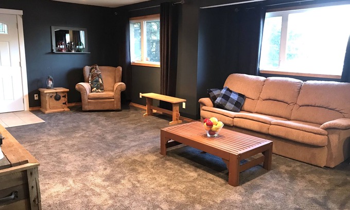 Bragg Creek House | Moose Mountain Hideaway Private 2 Bedroom & Spacious Loungen4 people maximum