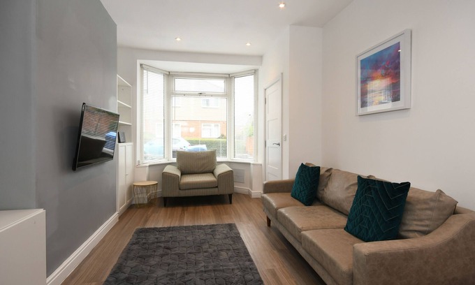 Chesterfield House | Morden house close to City centre & The Peaks