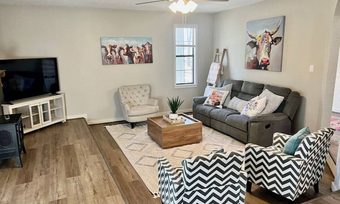Canyon Creek House | More Cowbell - Spacious House with Privacy Minutes to Campus