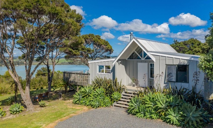 Te Tii House | Morepork Cottage with Award Winning Sea Views
