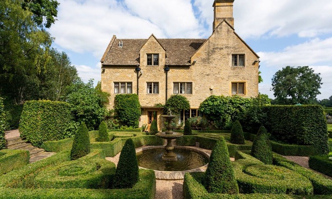 Longborough Villa | Moreton Manor - Eight Bedroom Villa, Sleeps 15