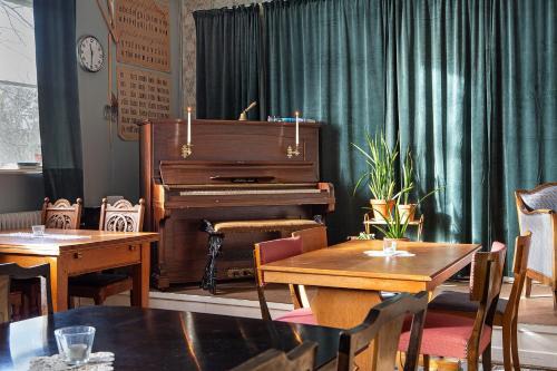 Ralla Bed & Breakfast | Morgonljus B&B-edith&julia-Self check-in