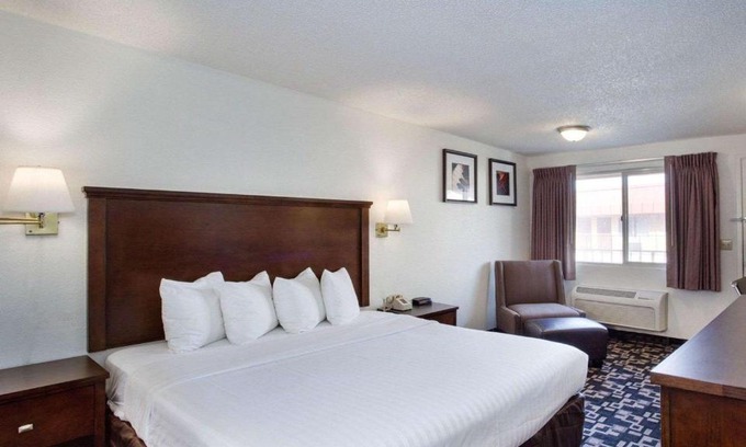 Cornwall Park Hotel | MorningGlory Inn & Suites