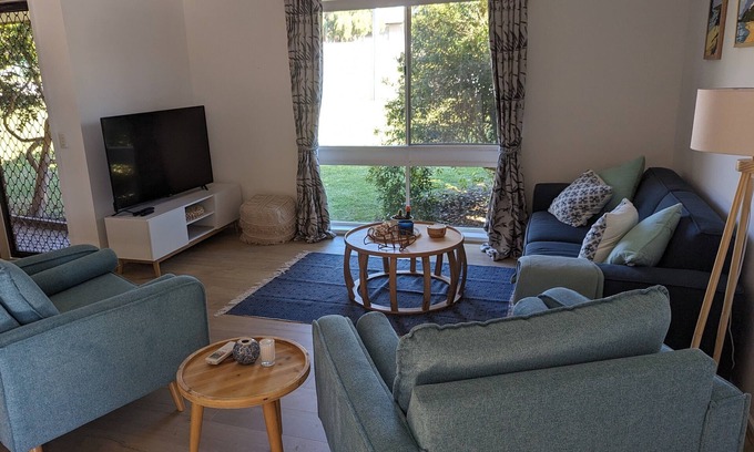 Mornington House | Mornington 2 Bedroom Getaway- short stroll to beach, cafes and shops.