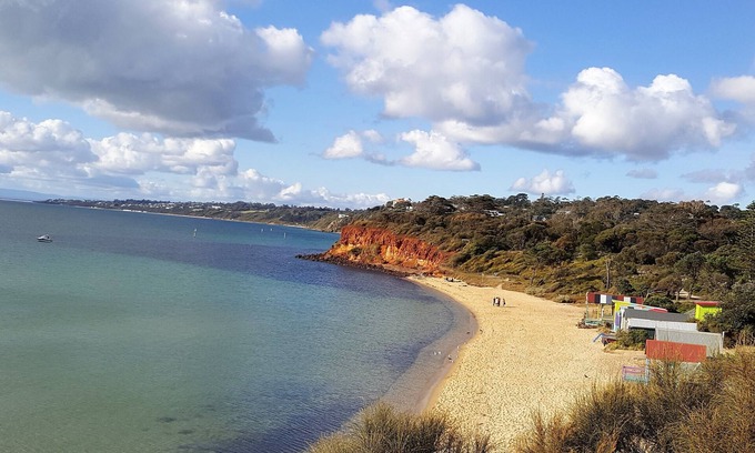 Mornington Apartment | MORNINGTON BEACH APARTMENT #4: directly opposite the beach with great views.