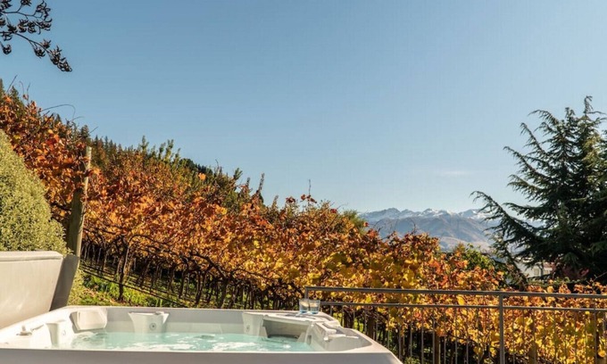 Wanaka House | Morrows Mead | Easy walk to Lake Wanaka | Spa pool