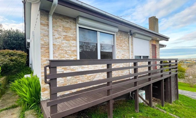 Morwell House | Morwell Pet friendly 3 BRMS Rental home Free Parking Wifi