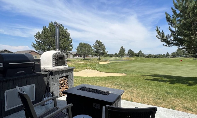 Stratford House | Moses Lake Golf Retreat @Moses Pointe Golf Course Hot Tub Sauna Pizza Oven