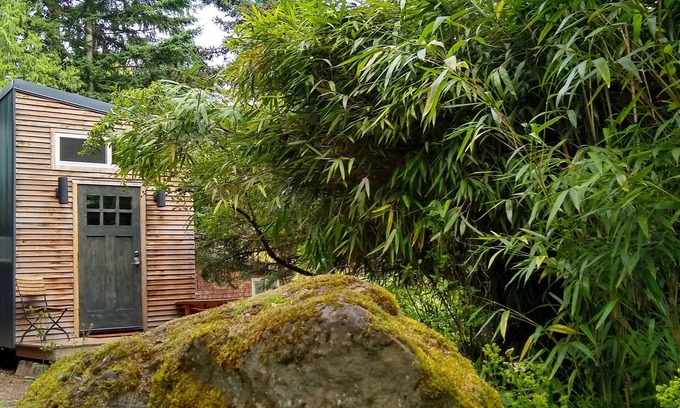 Pleasant Valley House | Moss Rock Retreat - Near Leach Botanical Garden!