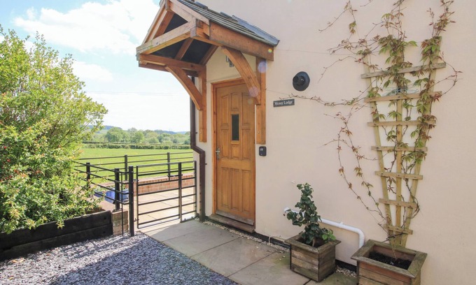 Bromlow Cottage | MOSSY LODGE, pet friendly, character holiday cottage in Minsterley