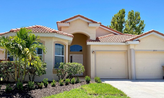 Buena Ventura Lakes House | Most Delightful w/Pool Near Airport