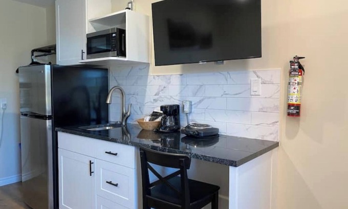 Cookstown Apartment | Motel 400 & Suites Single Kitchenette Unit B