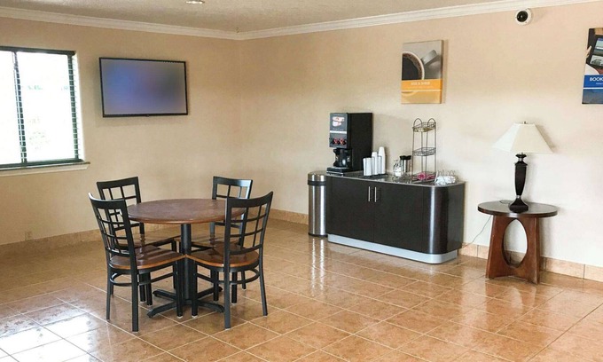 Alvin Hotel | Motel 6 Alvin, TX