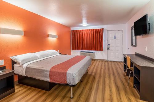 Central Arlington Hotel | Motel 6-Arlington, TX - UTA