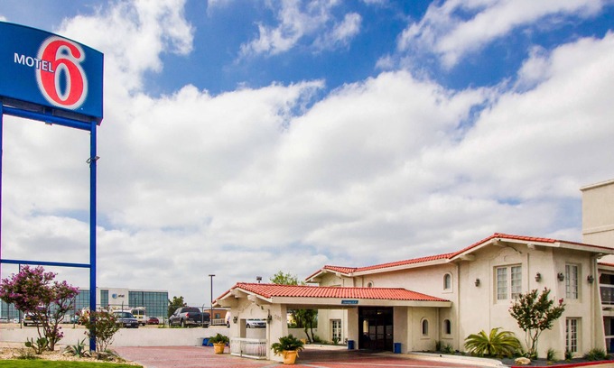 St. Johns Hotel | Motel 6 Austin, TX - Midtown