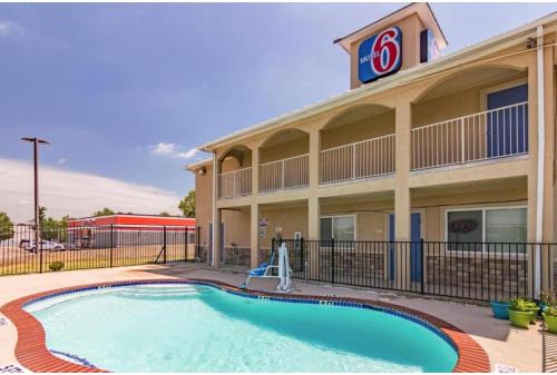 Azle Hotel | Motel 6-Azle, TX