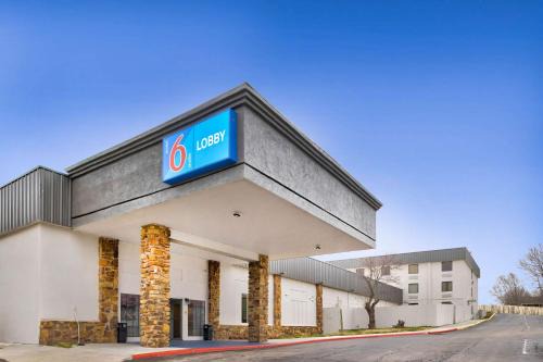 Bartlesville Hotel | Motel 6 - Bartlesville, OK