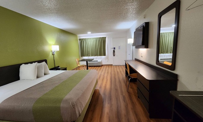 Mont Belvieu Hotel | Motel 6 Baytown, TX - Baytown East