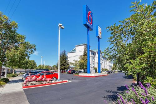 Belmont Hotel | Motel 6-Belmont, CA - San Francisco - Redwood City